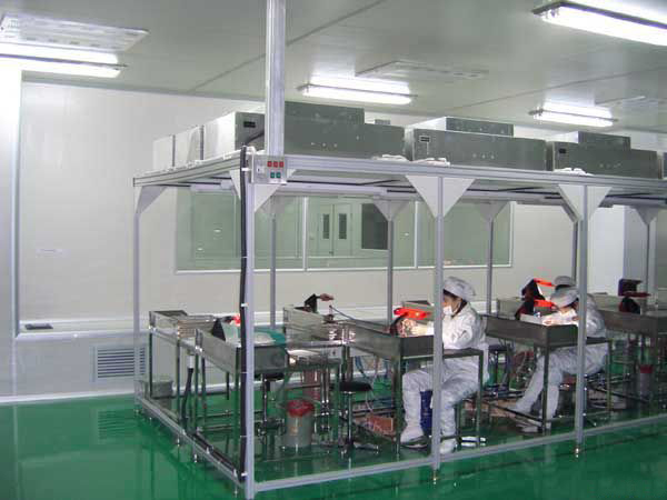 工人人員在無塵潔凈棚中工作 百級潔凈棚是一種可提供局部高潔凈環境的空氣凈化設備。