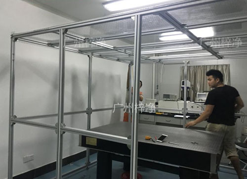 技術(shù)人員正在安裝千級(jí)潔凈棚 技術(shù)人員正在安裝千級(jí)潔凈棚