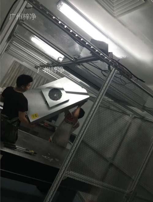 技術(shù)人員正在放置千級(jí)潔凈棚FFU 技術(shù)人員正在放置千級(jí)潔凈棚FFU
