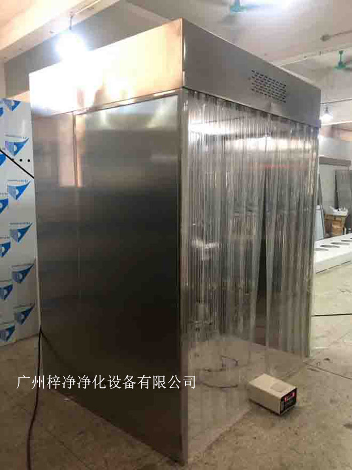 負壓稱量罩(室)是一種用于制藥、微生物研究和科學實驗等場所專用的局部凈化設備,它提供一種垂直單向氣流。 負壓稱量罩(室)是一種用于制藥、微生物研究和科學實驗等場所專用的局部凈化設備,它提供一種垂直單向氣流。