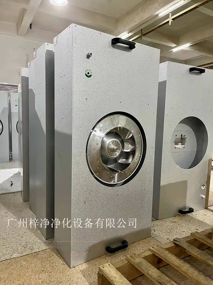 在無塵室中,FFU(風機過濾單元)是保證空氣質量的關鍵設備。 在無塵室中,FFU(風機過濾單元)是保證空氣質量的關鍵設備。
